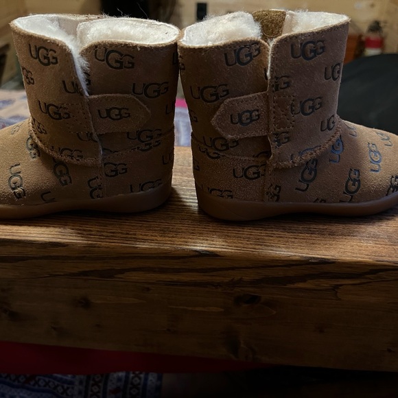 Toddler Uggs size 7. Vguc. Literally only worn maybe twice! - Picture 2 of 4